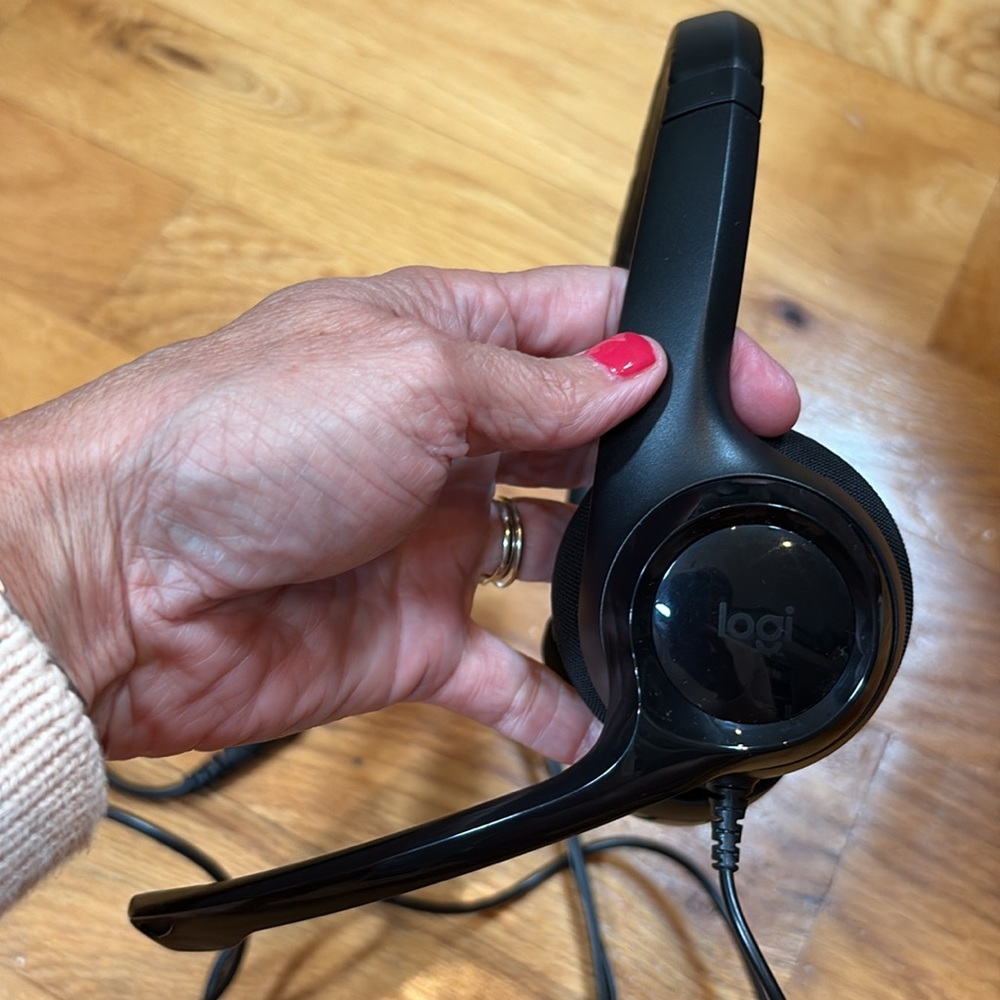 • Logi • - Picture 2 of 3